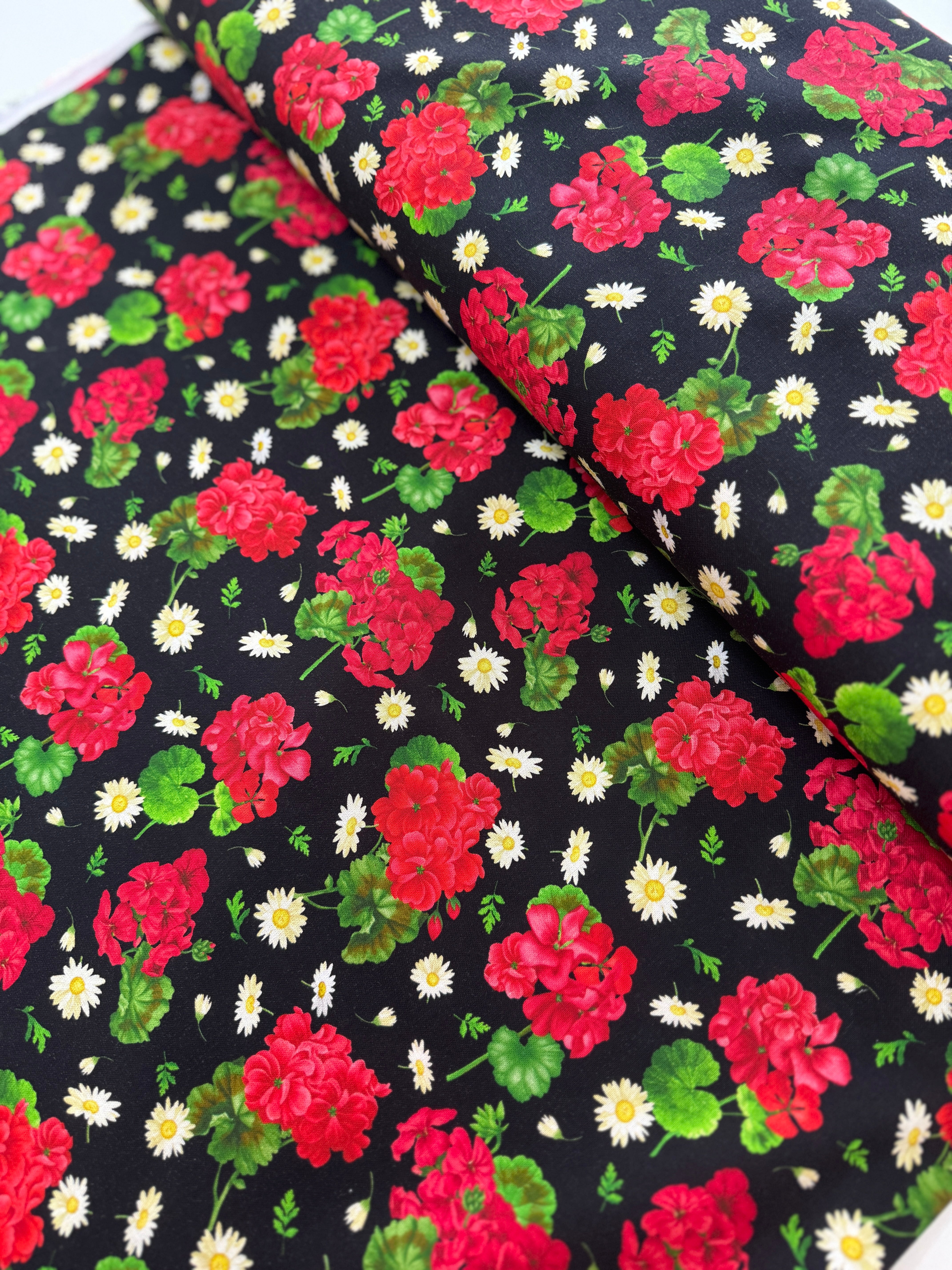 Scarlet Beauty - Geranium and Daisies Yardage