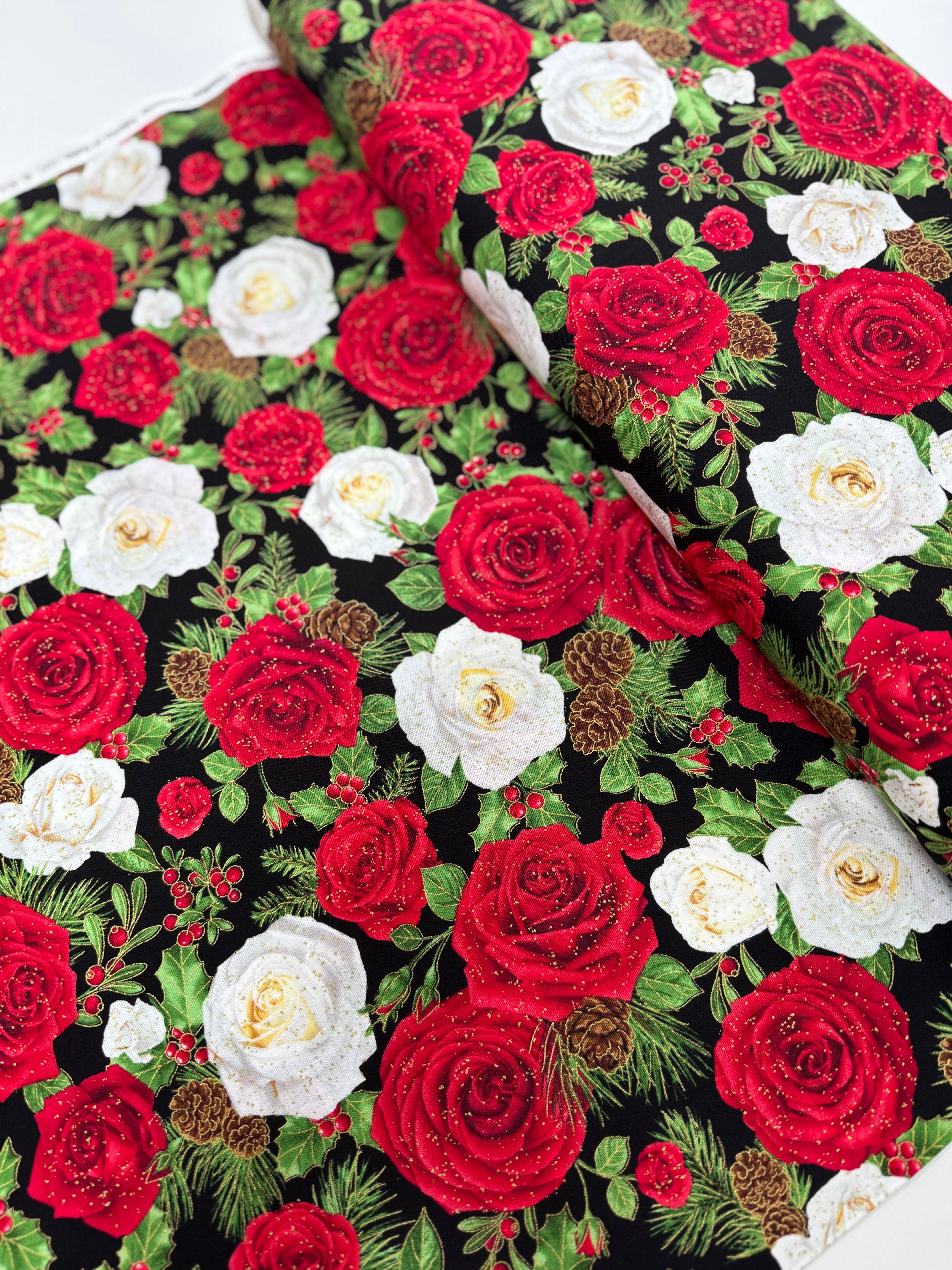 Winter Rose - Medium Rose Bouquets Metallic Yardage