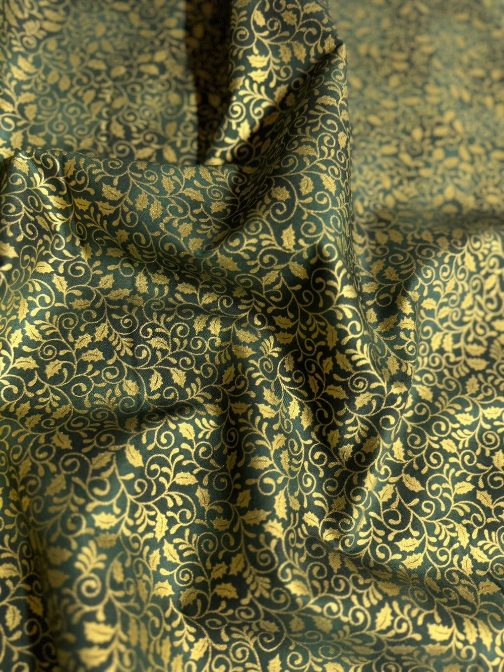 Fat Quarter - Holiday Wishes - Mistletoe Scroll Hunter/Gold Metallic