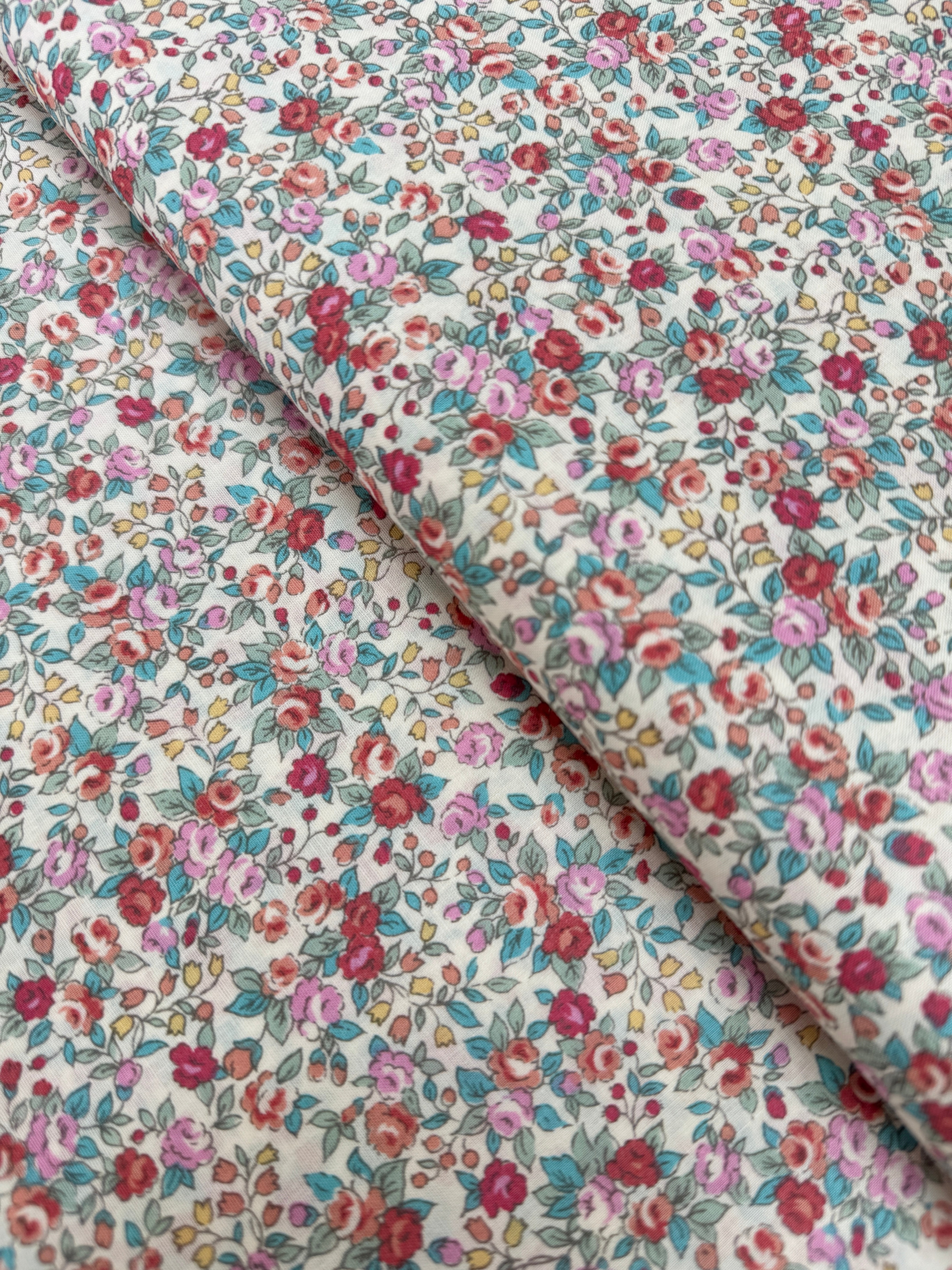 Sevenberry Bouquet – Florals Blossom Fabric by Robert Kaufman – Soft floral cotton fabric for quilting and crafts.
