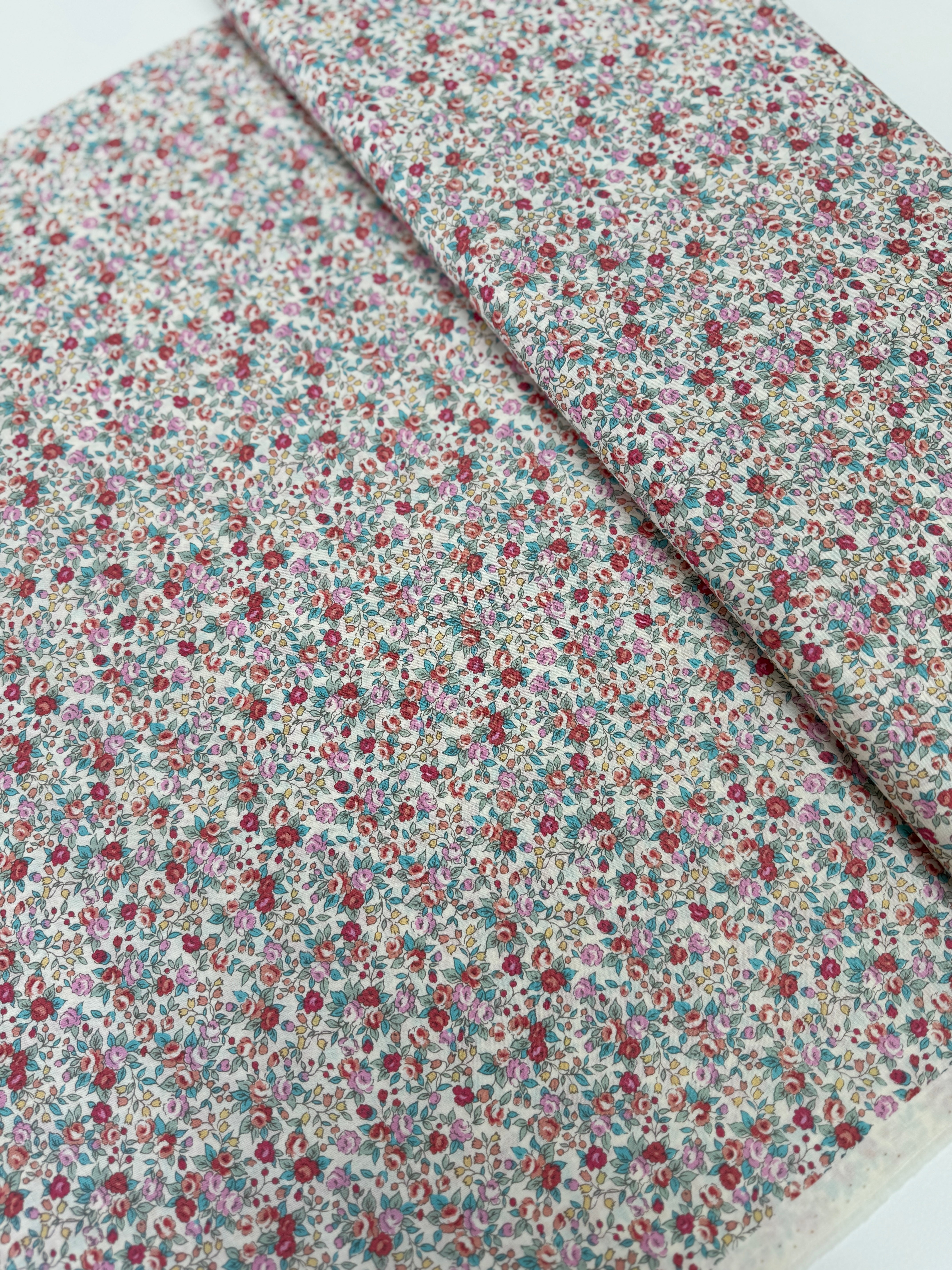 Sevenberry Bouquet – Florals Blossom Fabric by Robert Kaufman – Soft floral cotton fabric for quilting and crafts.