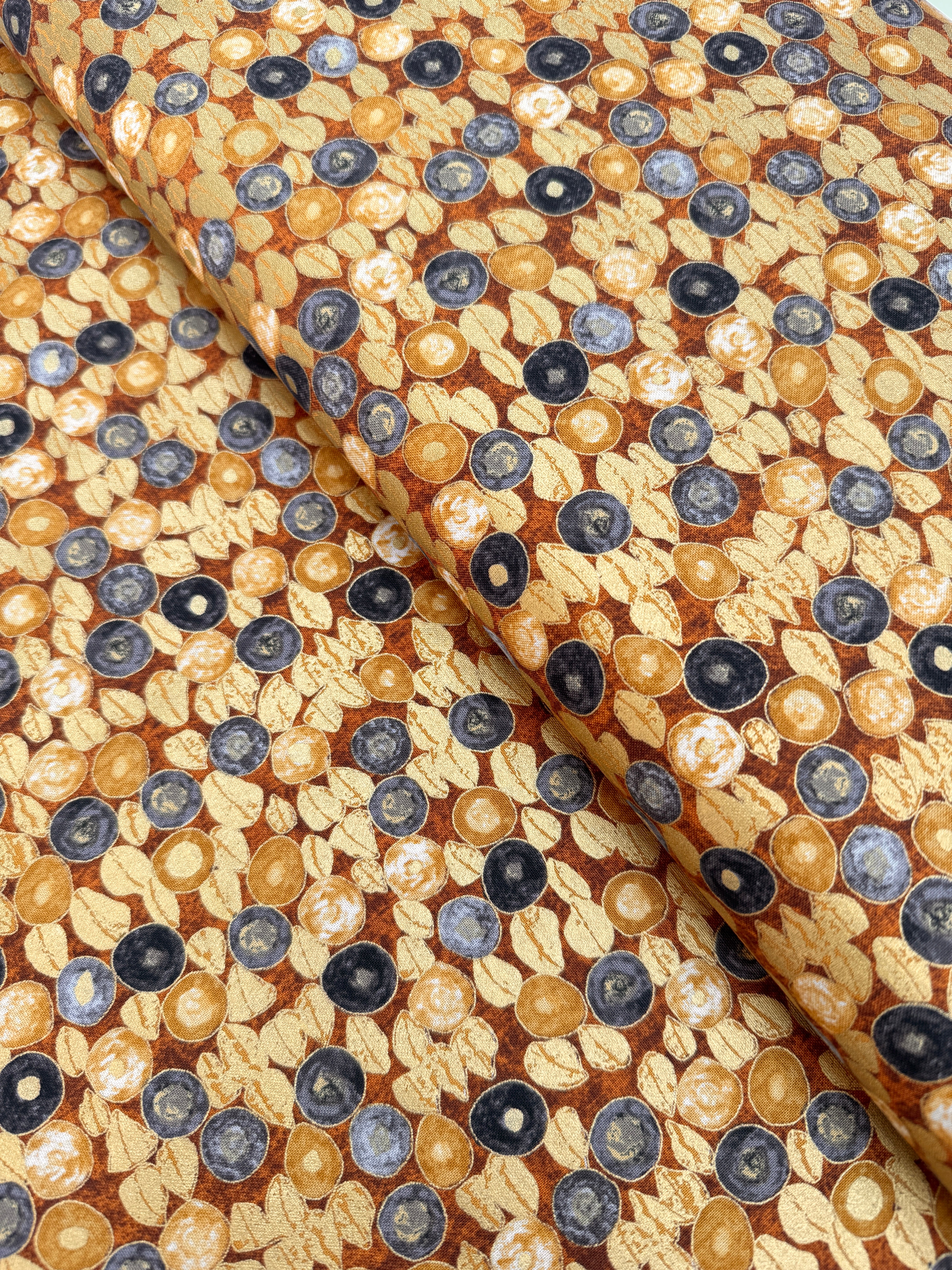 Gustav Klimt Circles Gold Metallic Fabric by Studio RK for Robert Kaufman – artistic cotton with shimmering gold circular motifs.