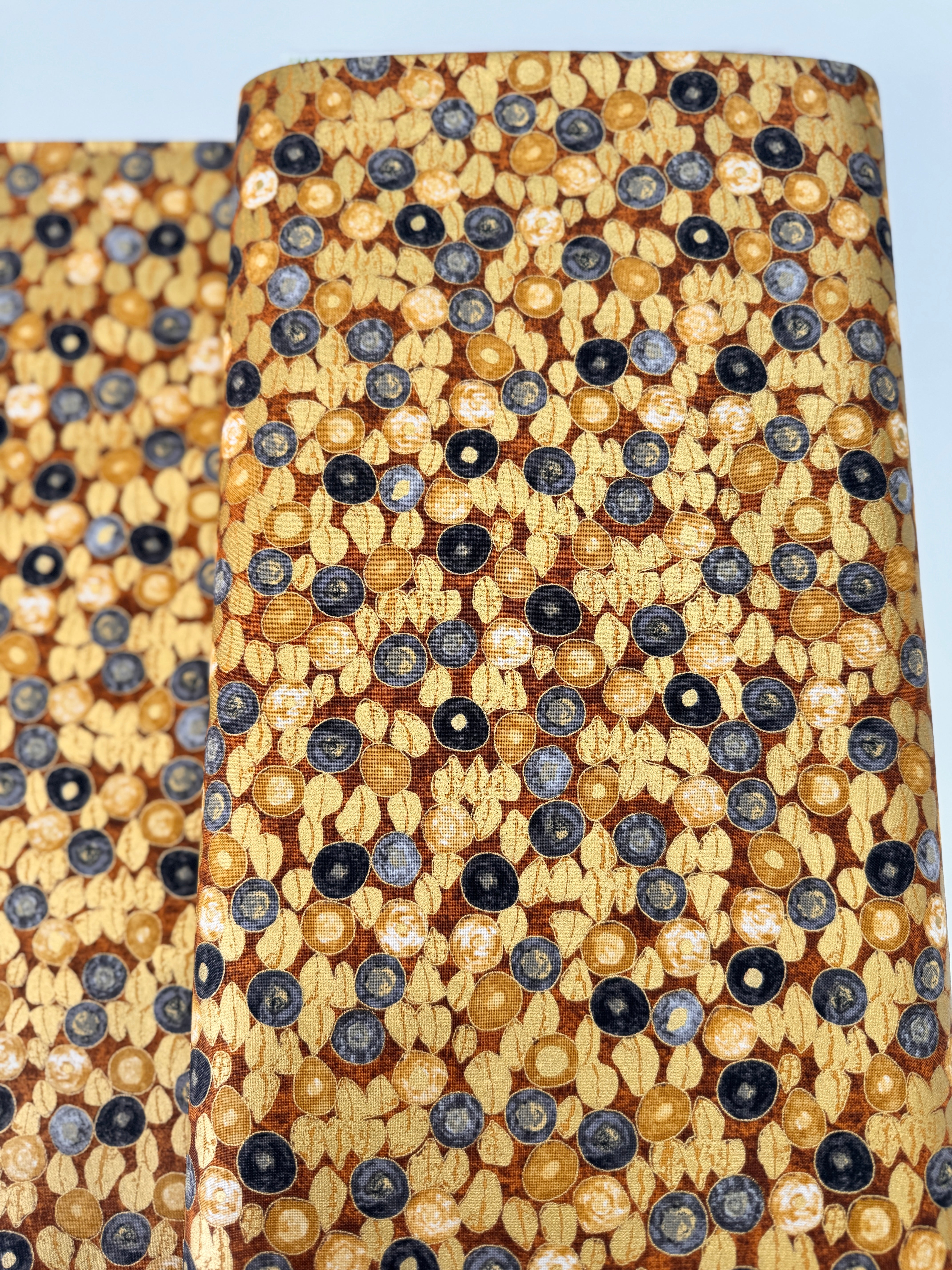 Gustav Klimt Circles Gold Metallic Fabric by Studio RK for Robert Kaufman – artistic cotton with shimmering gold circular motifs.