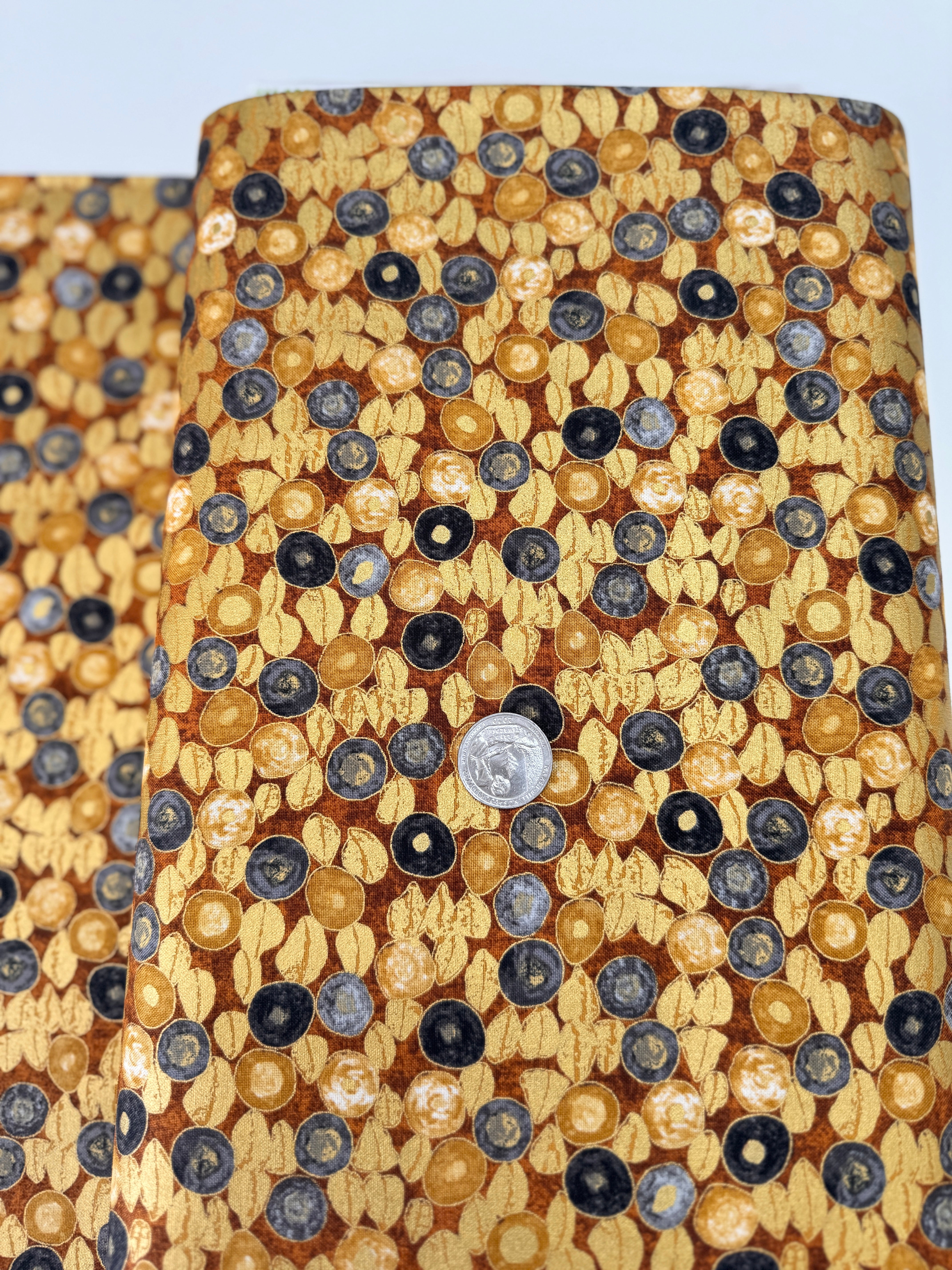 Gustav Klimt Circles Gold Metallic Fabric by Studio RK for Robert Kaufman – artistic cotton with shimmering gold circular motifs.