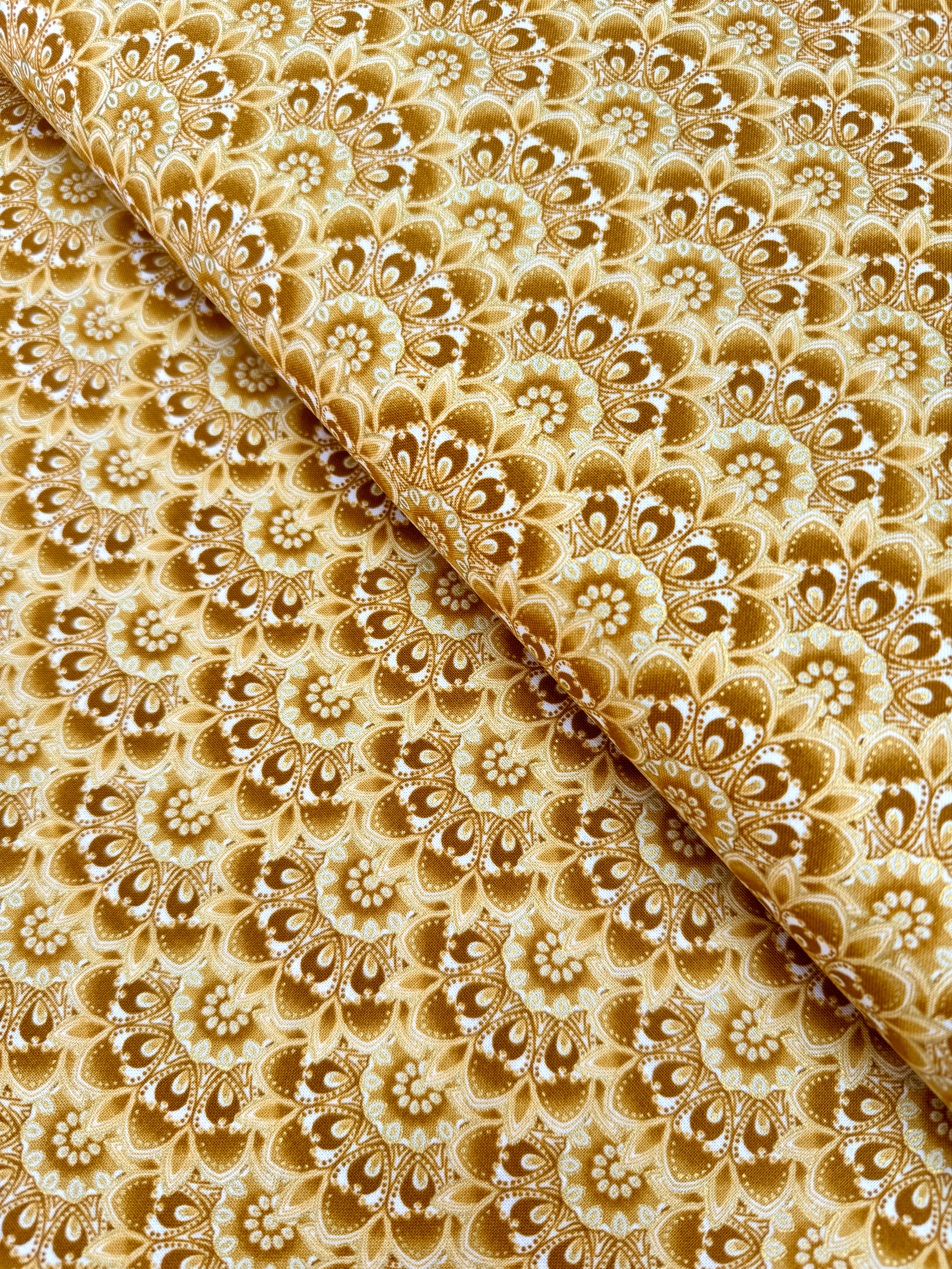 Jaikumari Scallop Gold metallic cotton fabric by Studio RK for Robert Kaufman – gold scallop pattern with metallic sheen, 43"/44" wide