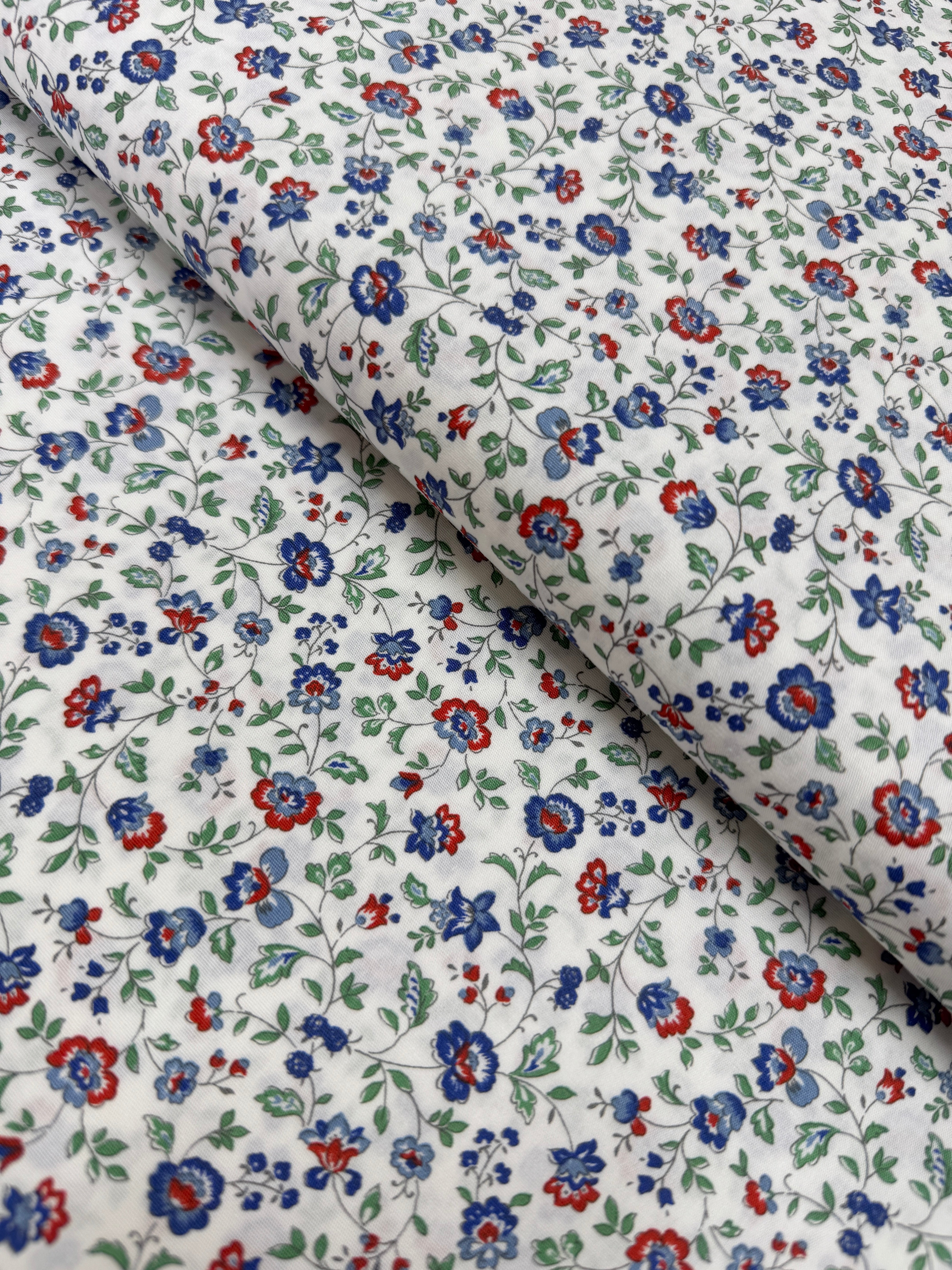 Vintage Mini Fleur multi floral cotton by Sevenberry for Robert Kaufman – small multi‑color blossoms on white background, 43/44″ wide