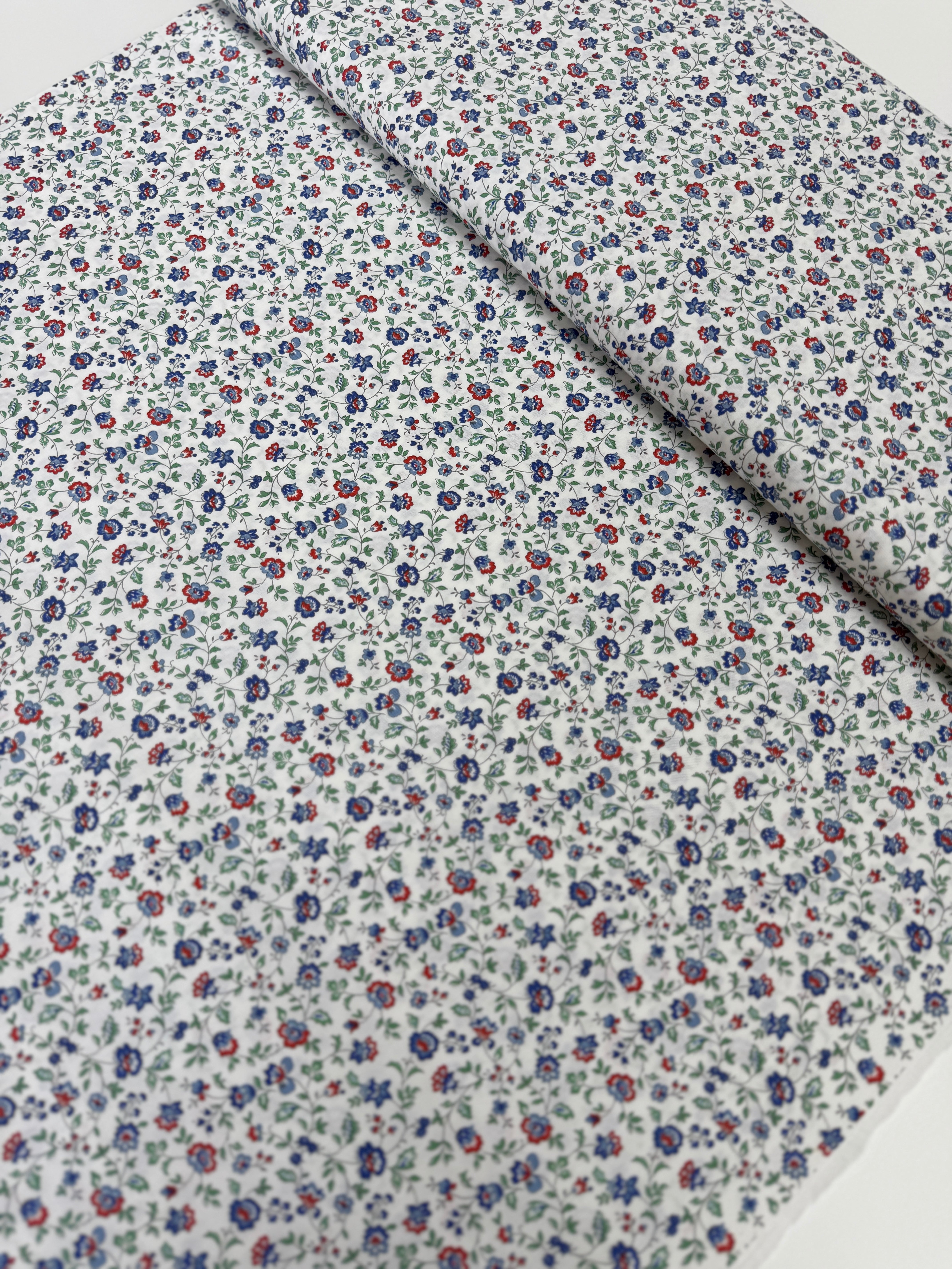 Vintage Mini Fleur multi floral cotton by Sevenberry for Robert Kaufman – small multi‑color blossoms on white background, 43/44″ wide