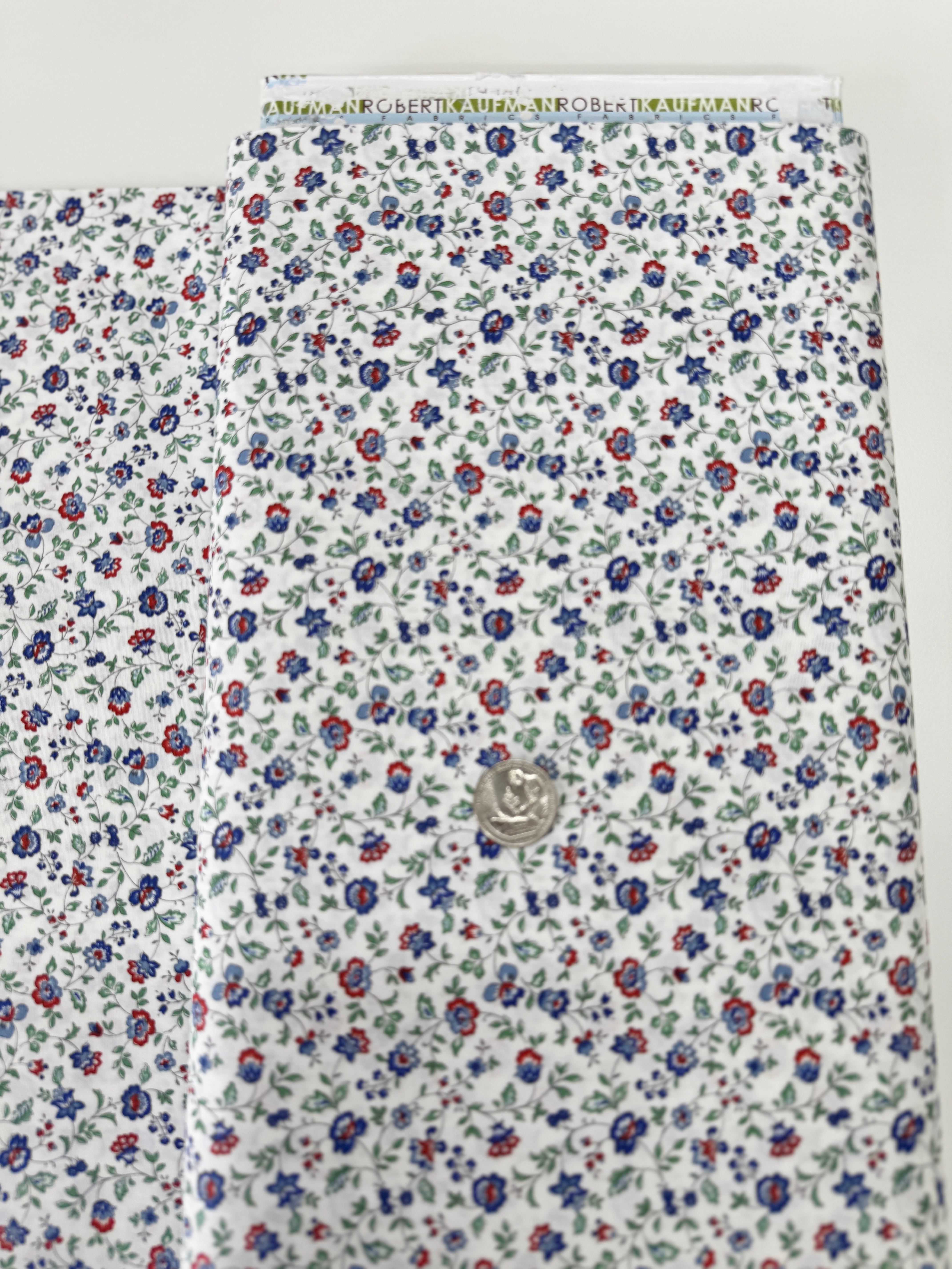 Vintage Mini Fleur multi floral cotton by Sevenberry for Robert Kaufman – small multi‑color blossoms on white background, 43/44″ wide
