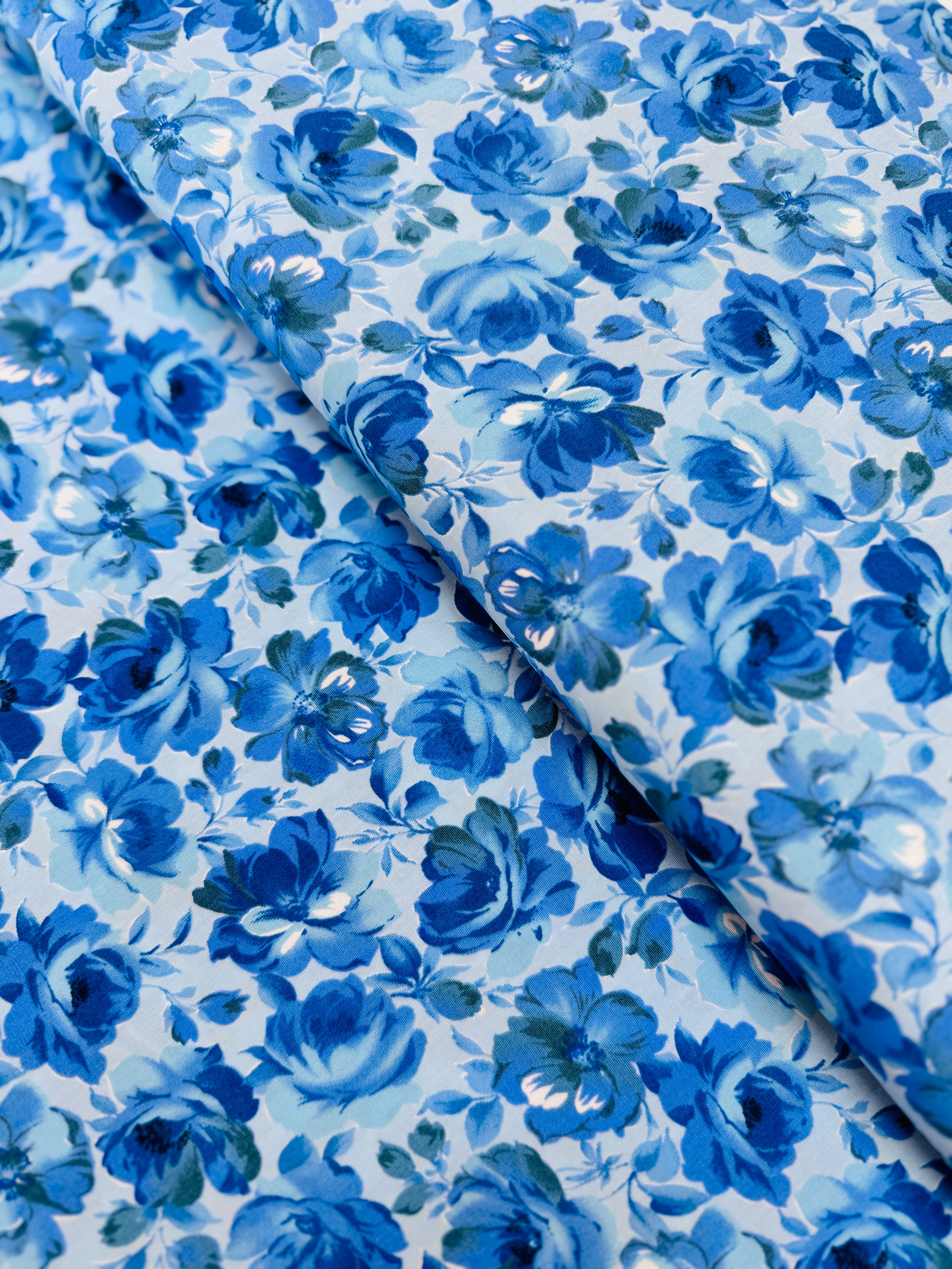 Garden Blues Sky quilting cotton by Sevenberry for Robert Kaufman – delicate blue blossoms on light sky‑blue background, 43–44″ wide