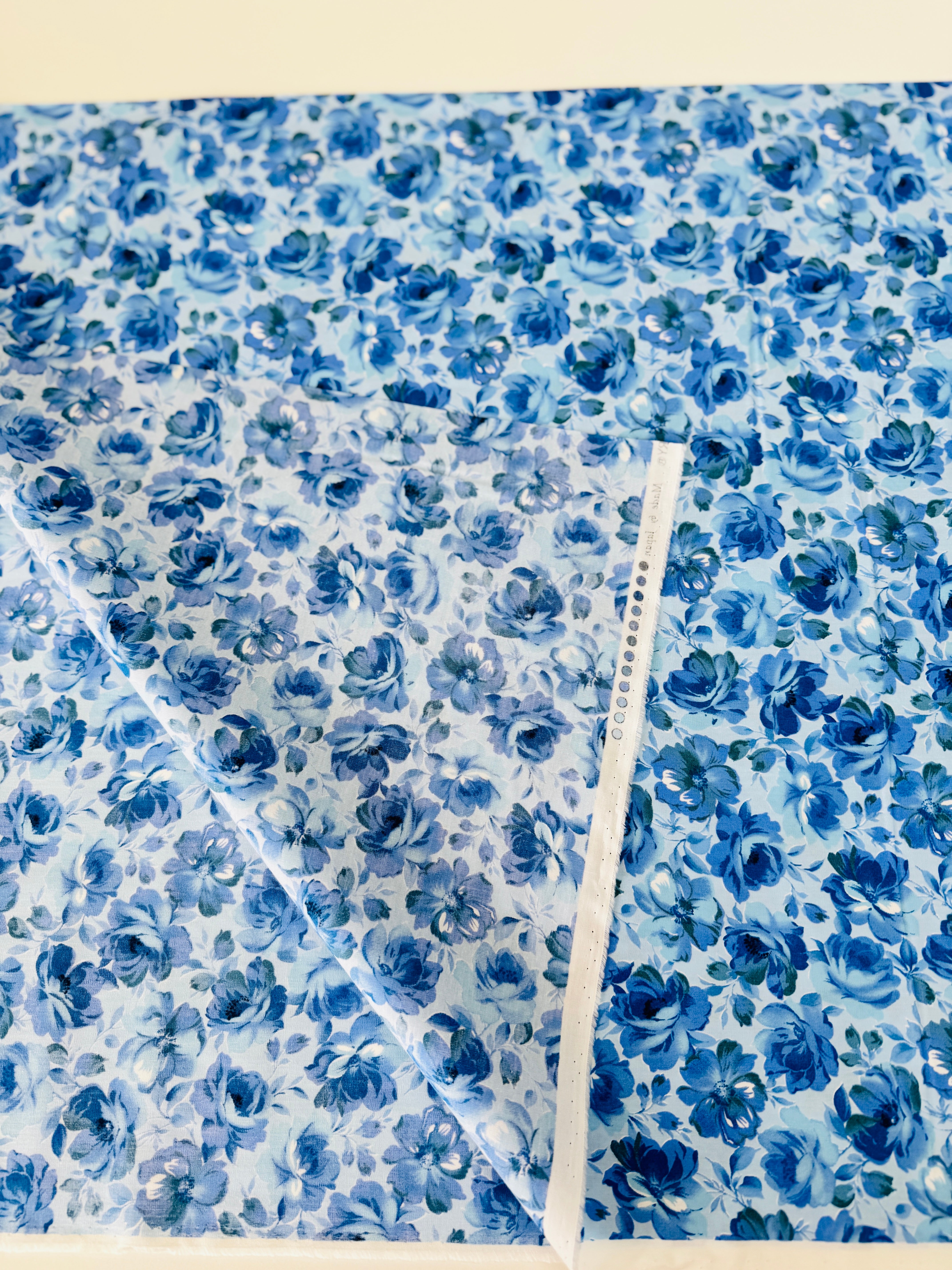 Garden Blues Sky quilting cotton by Sevenberry for Robert Kaufman – delicate blue blossoms on light sky‑blue background, 43–44″ wide